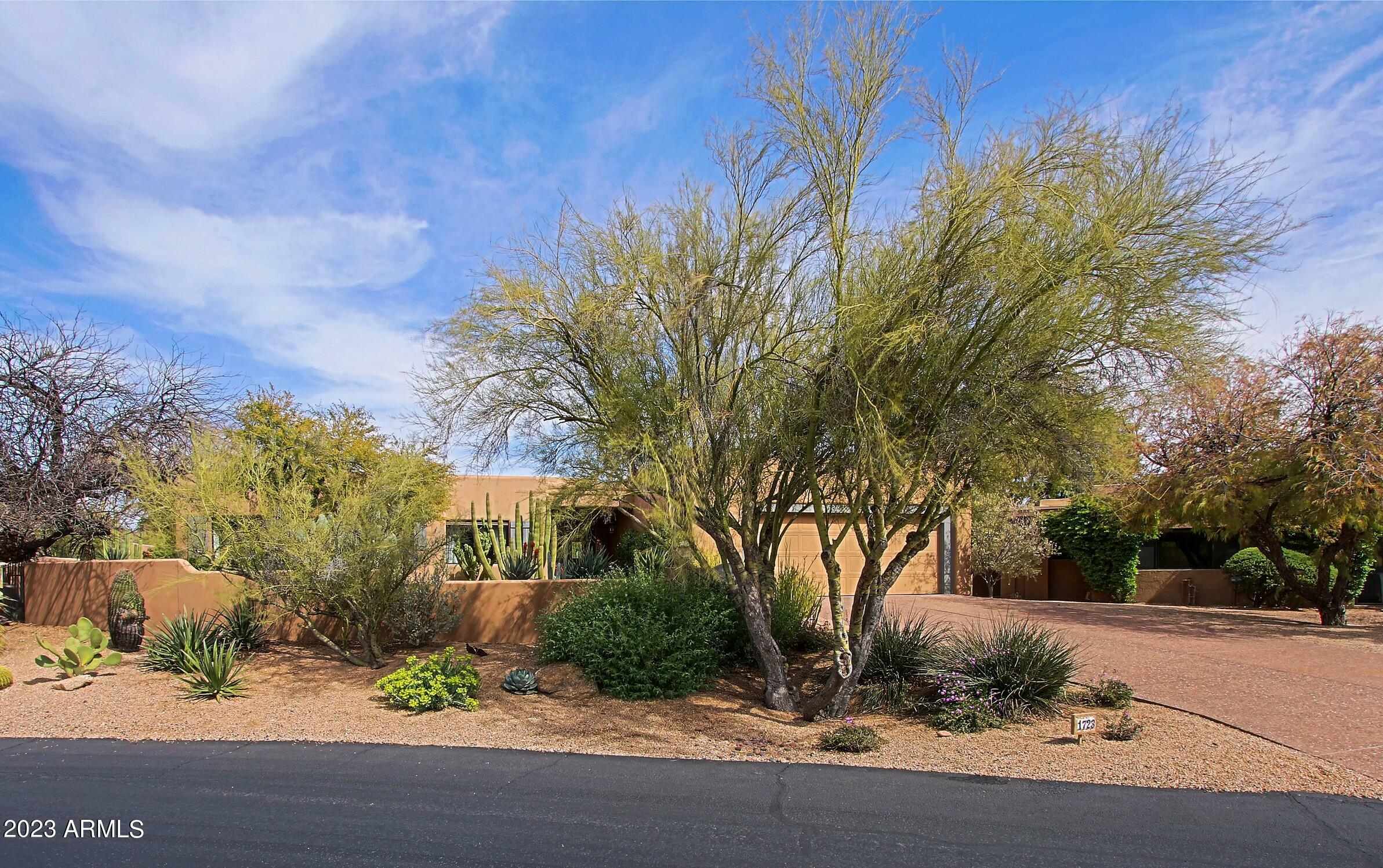 Property Photo:  1723 E Staghorn Lane  AZ 85377 