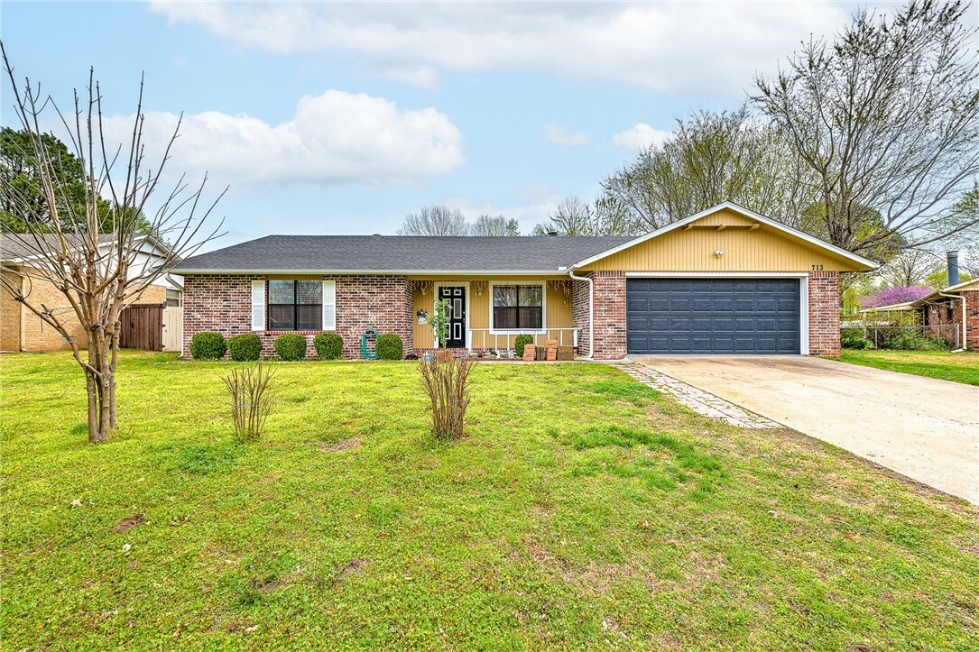 Property Photo:  713 S Biscay Lane  AR 72758 