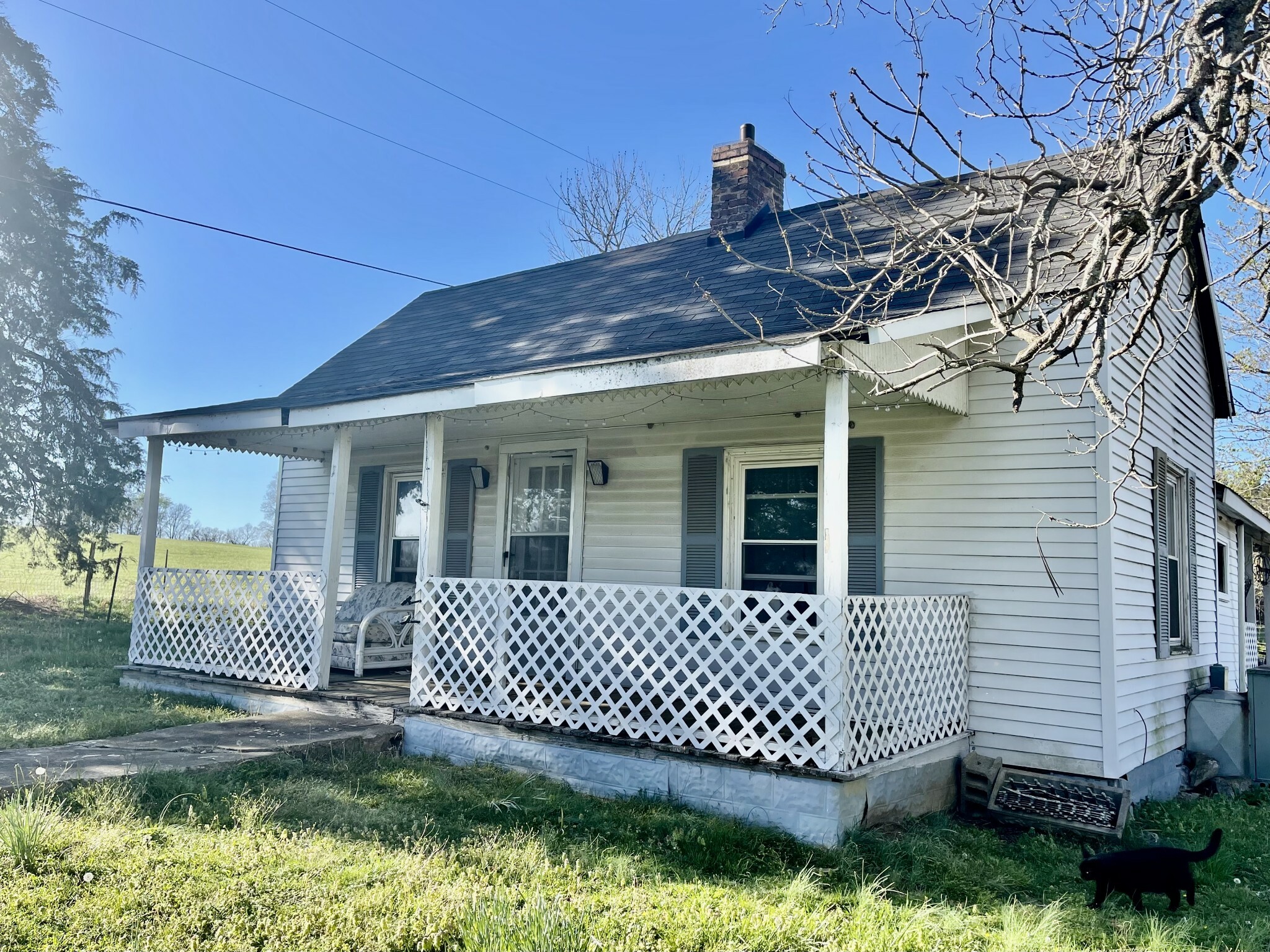 Property Photo: 725 Kingdom Rd TN 37180