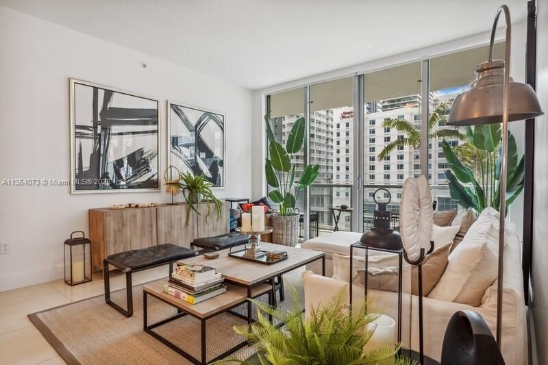 Property Photo:  1111 SW 1st Ave 1017-N  FL 33130 