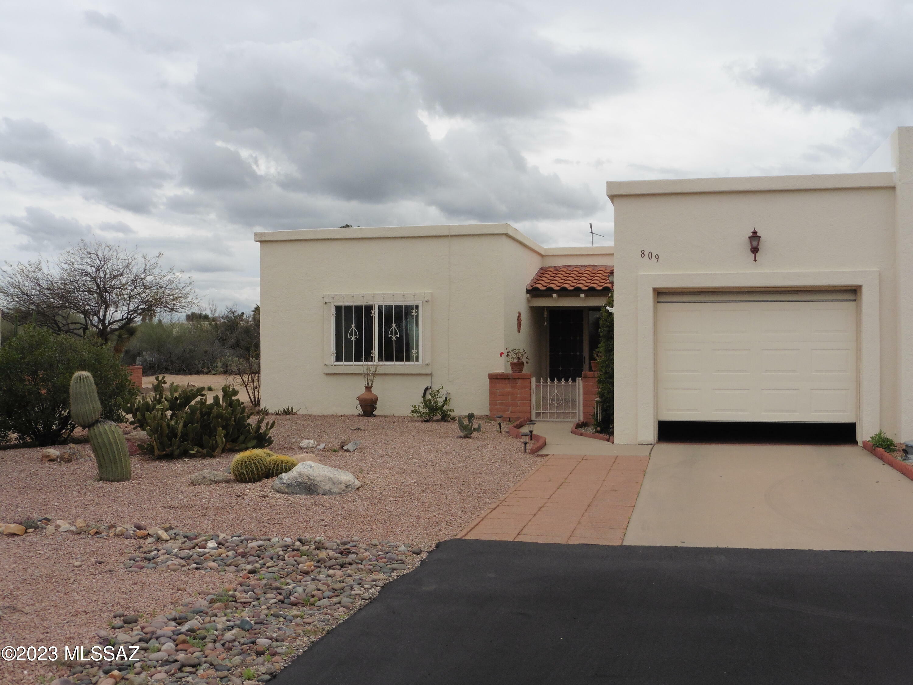 Property Photo:  809 W Calle De Alegria  AZ 85614 