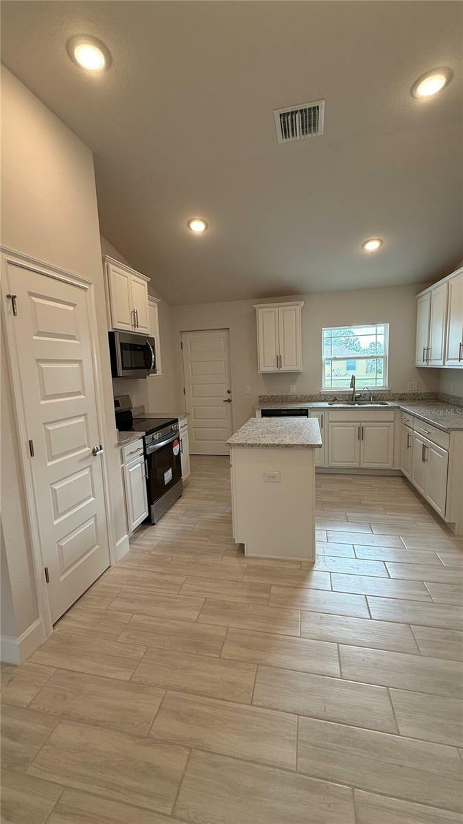 Property Photo:  1590 Royal Road  FL 34293 