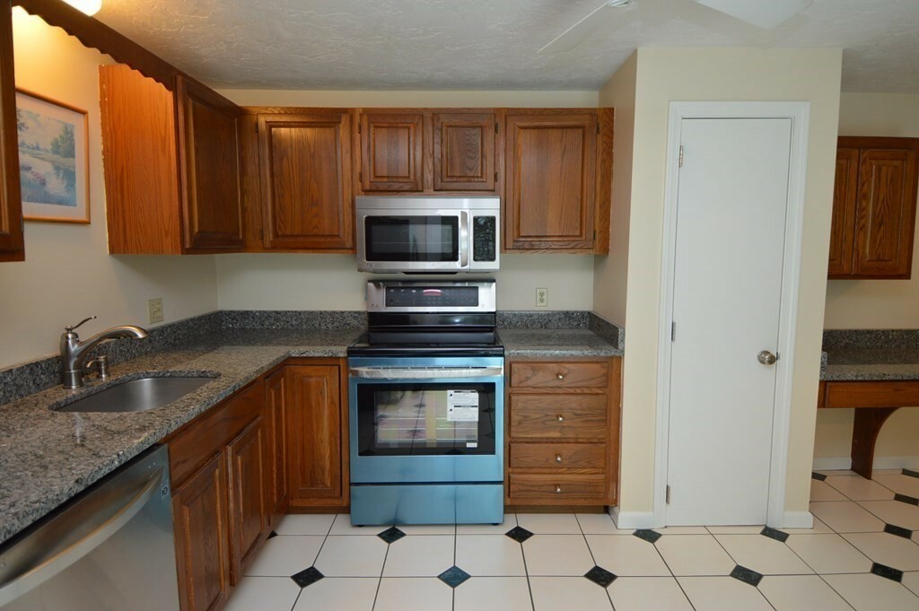 Property Photo:  6 Pine View 6  MA 02054 