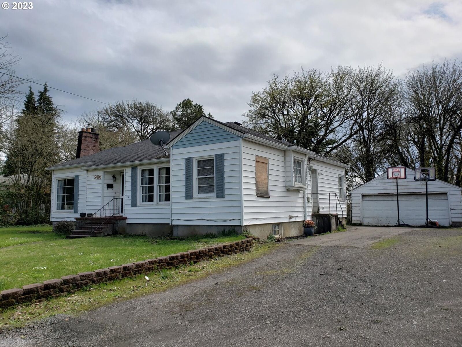 Property Photo:  966 E Main St  OR 97378