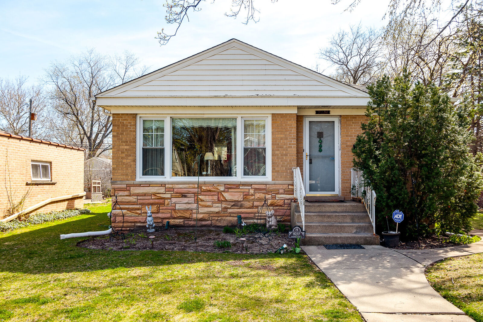 Property Photo: 9237 Lincolnwood Drive IL 60203