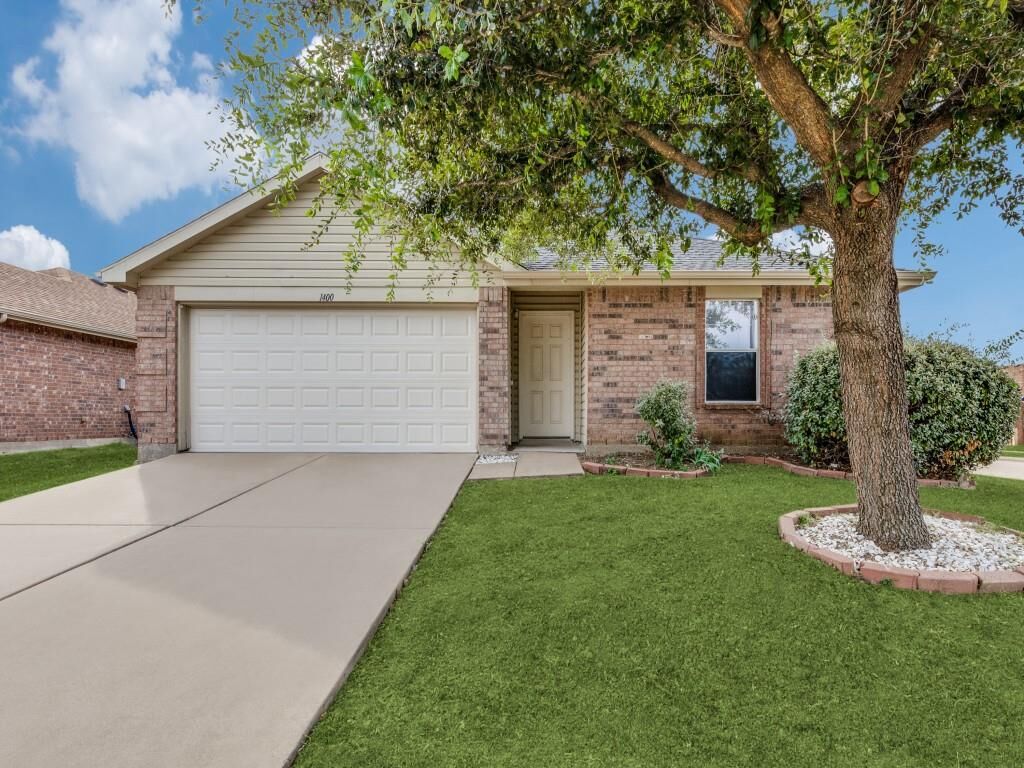 Property Photo: 1400 Royal Meadows Trail TX 76140