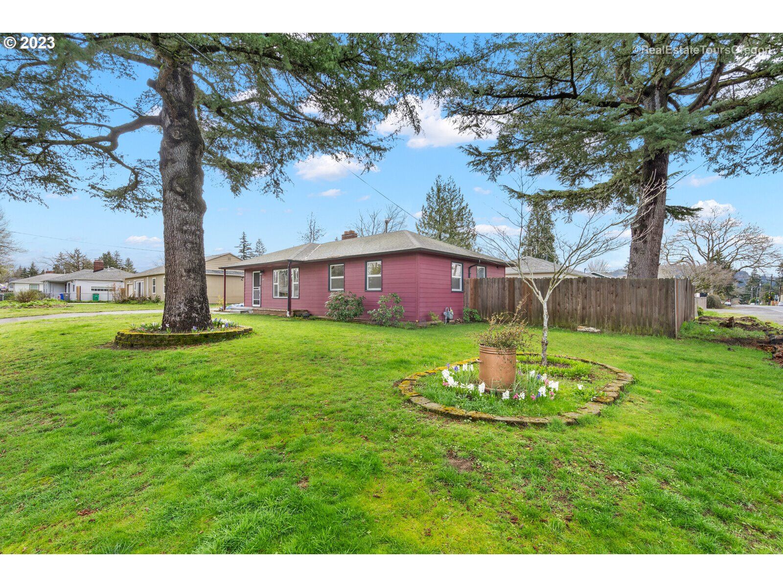 Property Photo:  10410 SE Raymond St  OR 97266 