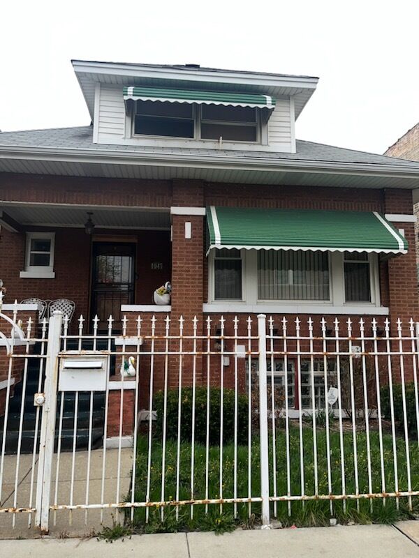 Property Photo: 1047 N Laramie Avenue IL 60651
