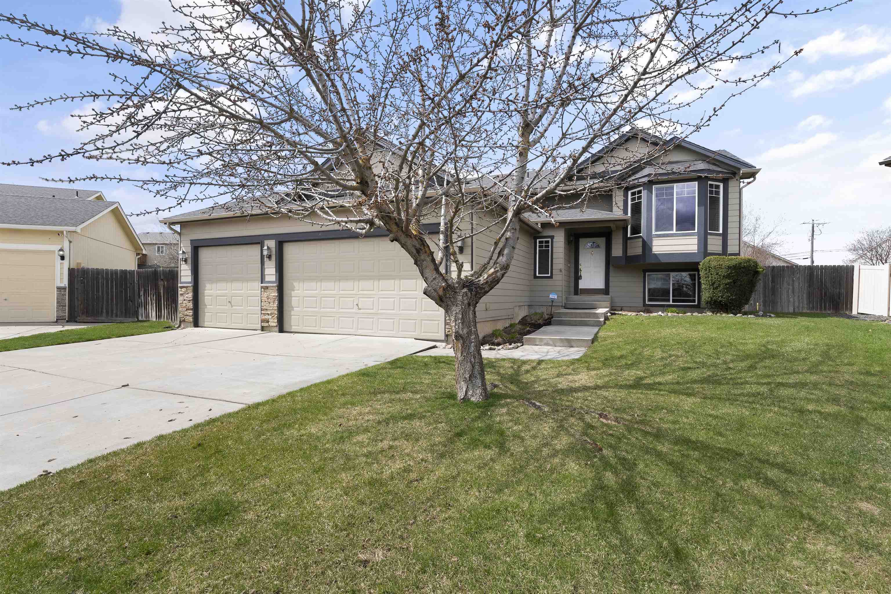 Property Photo: 1616 W Velvet Ct WA 99208
