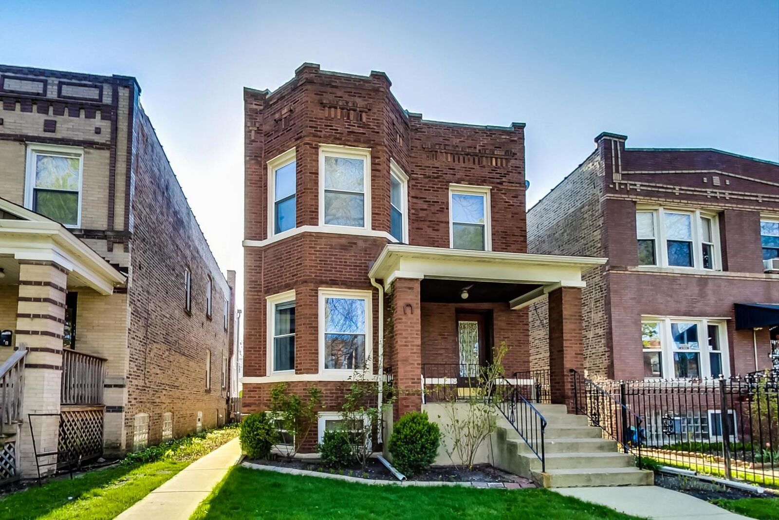 Property Photo:  3920 N Sawyer Avenue  IL 60618 