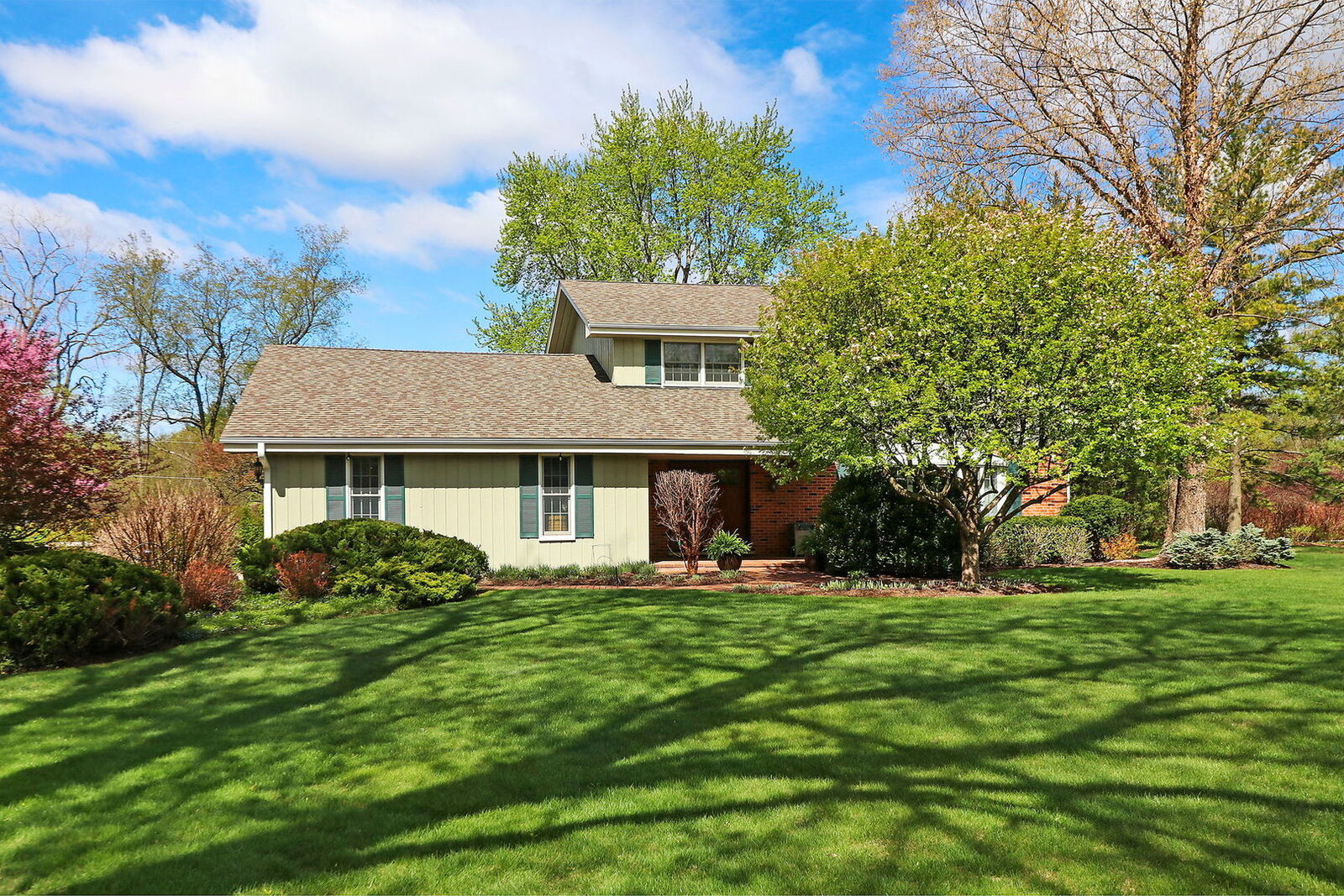 Property Photo: 55 W Surrey Lane IL 60010