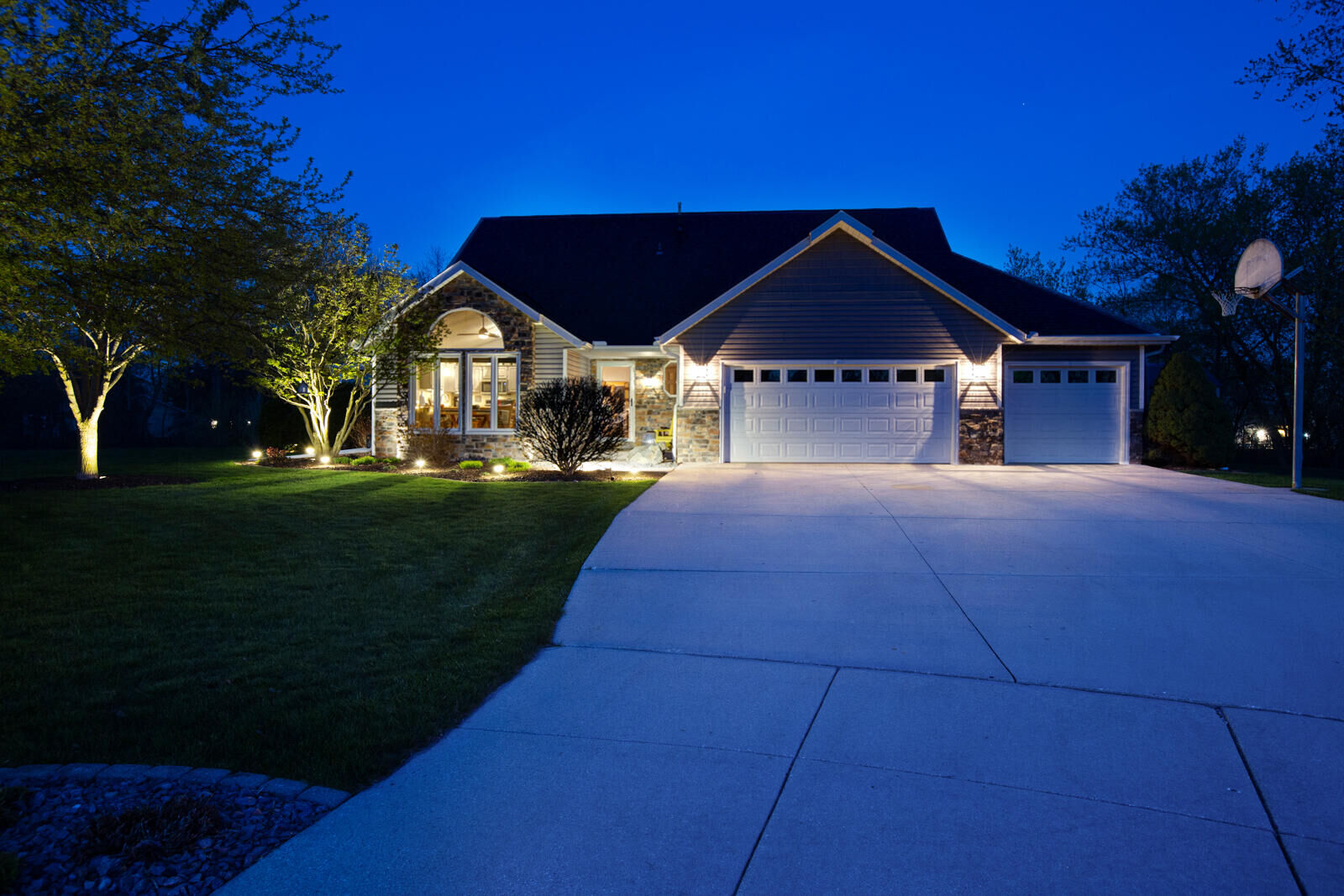 Property Photo: 4114 W Hilltop Ct WI 53132