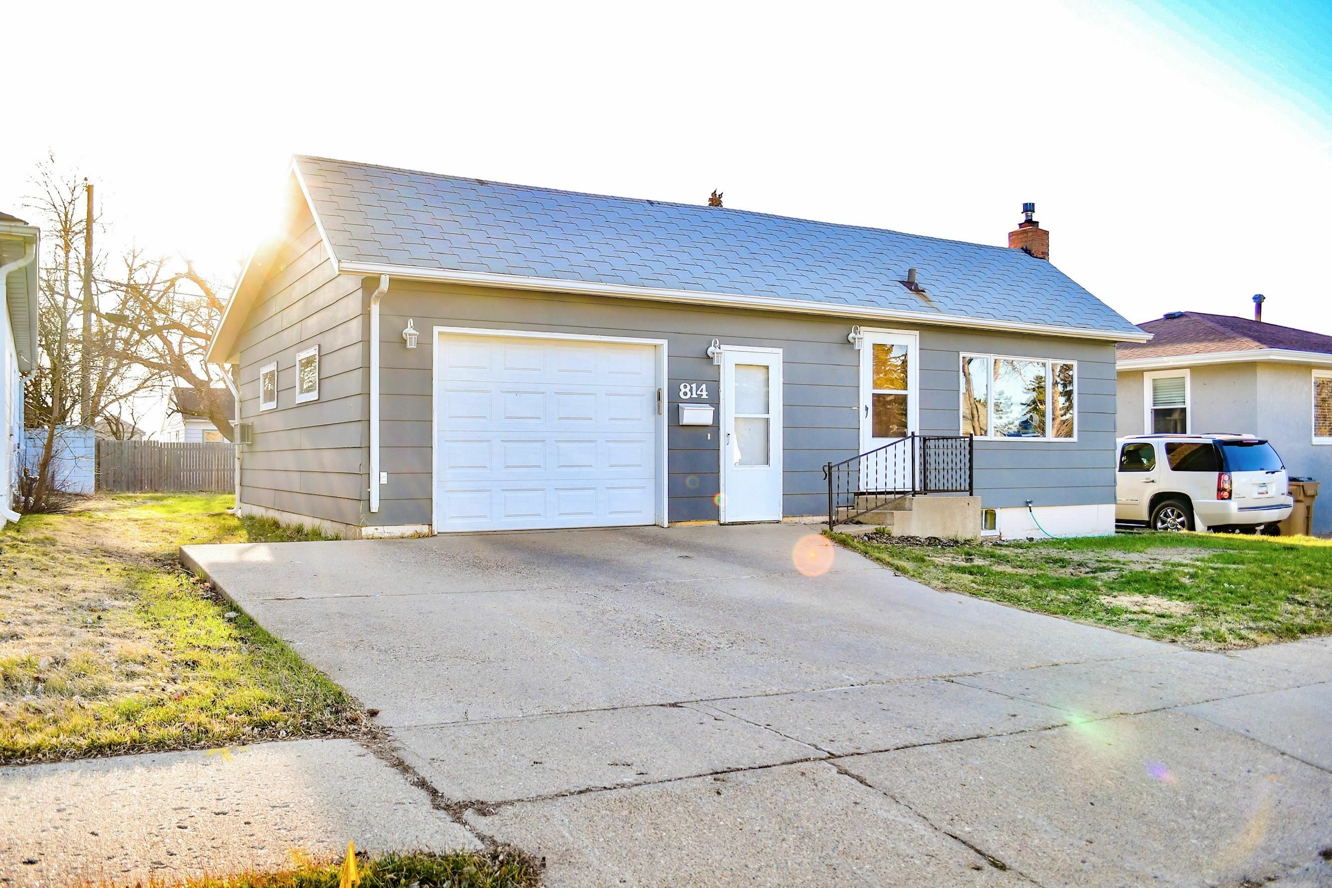 Property Photo:  814 5th St SW  ND 58701 