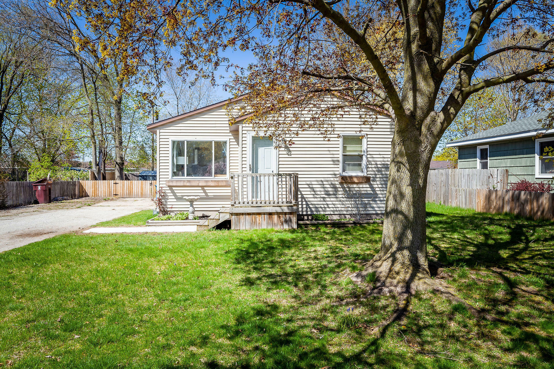 Property Photo:  2340 James Avenue  MI 49442 