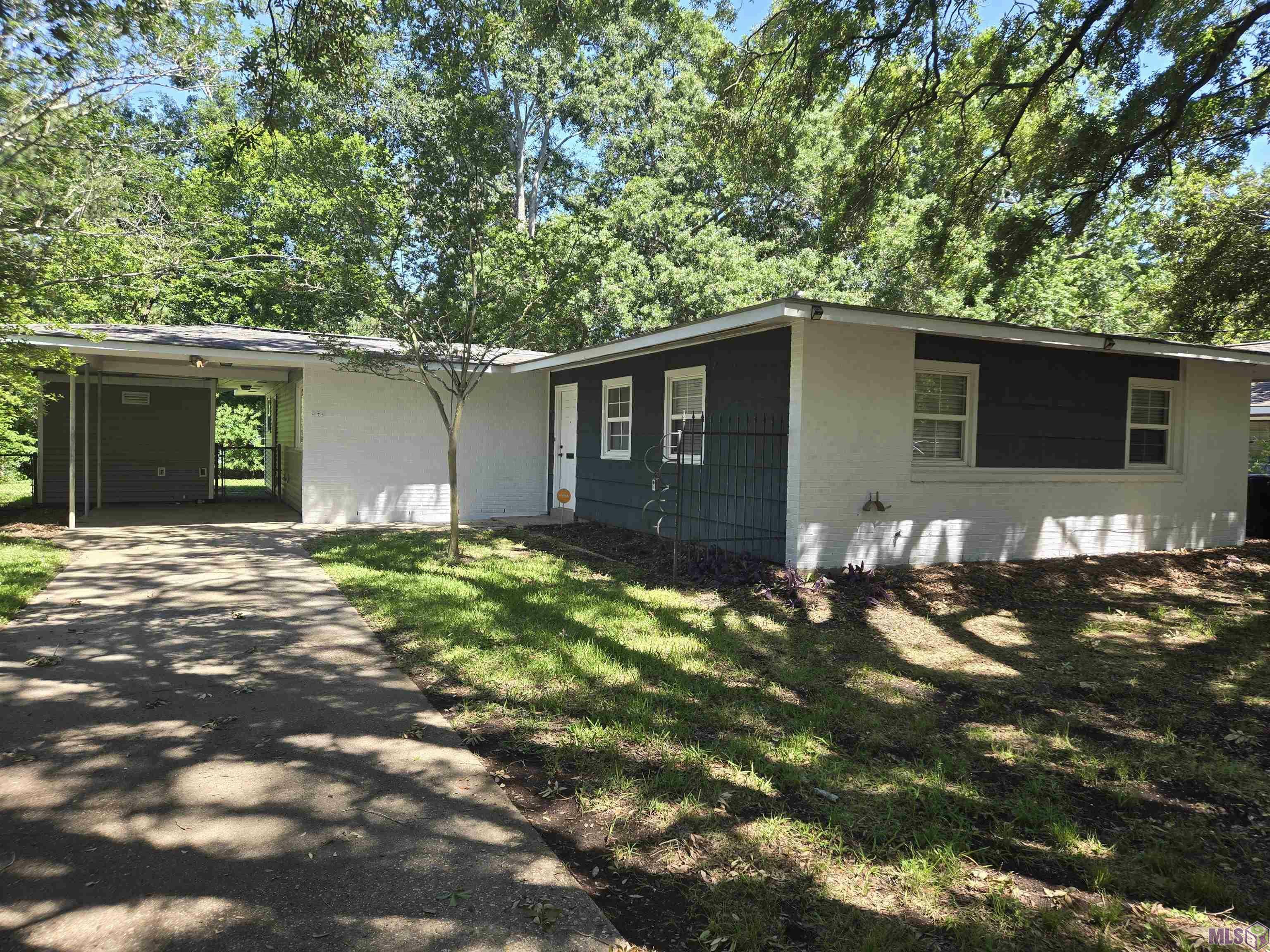 Property Photo:  369 S Fairfax Dr  LA 70806 