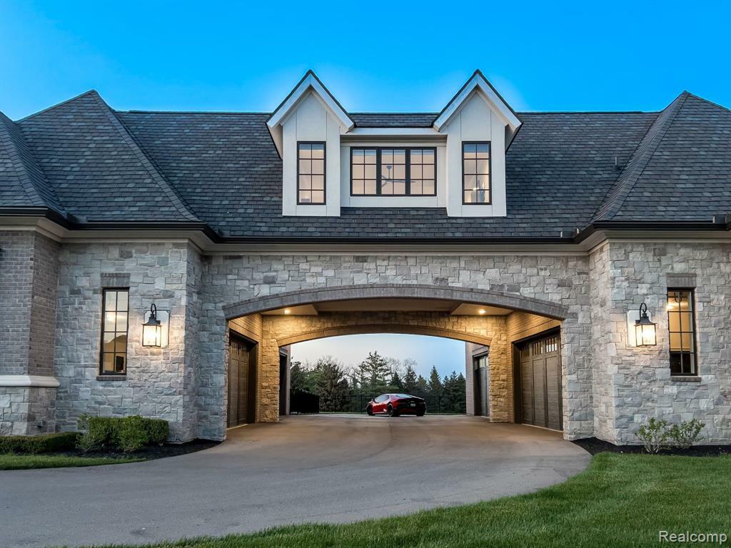 Property Photo: 5105 Orchard Ridge MI 48306