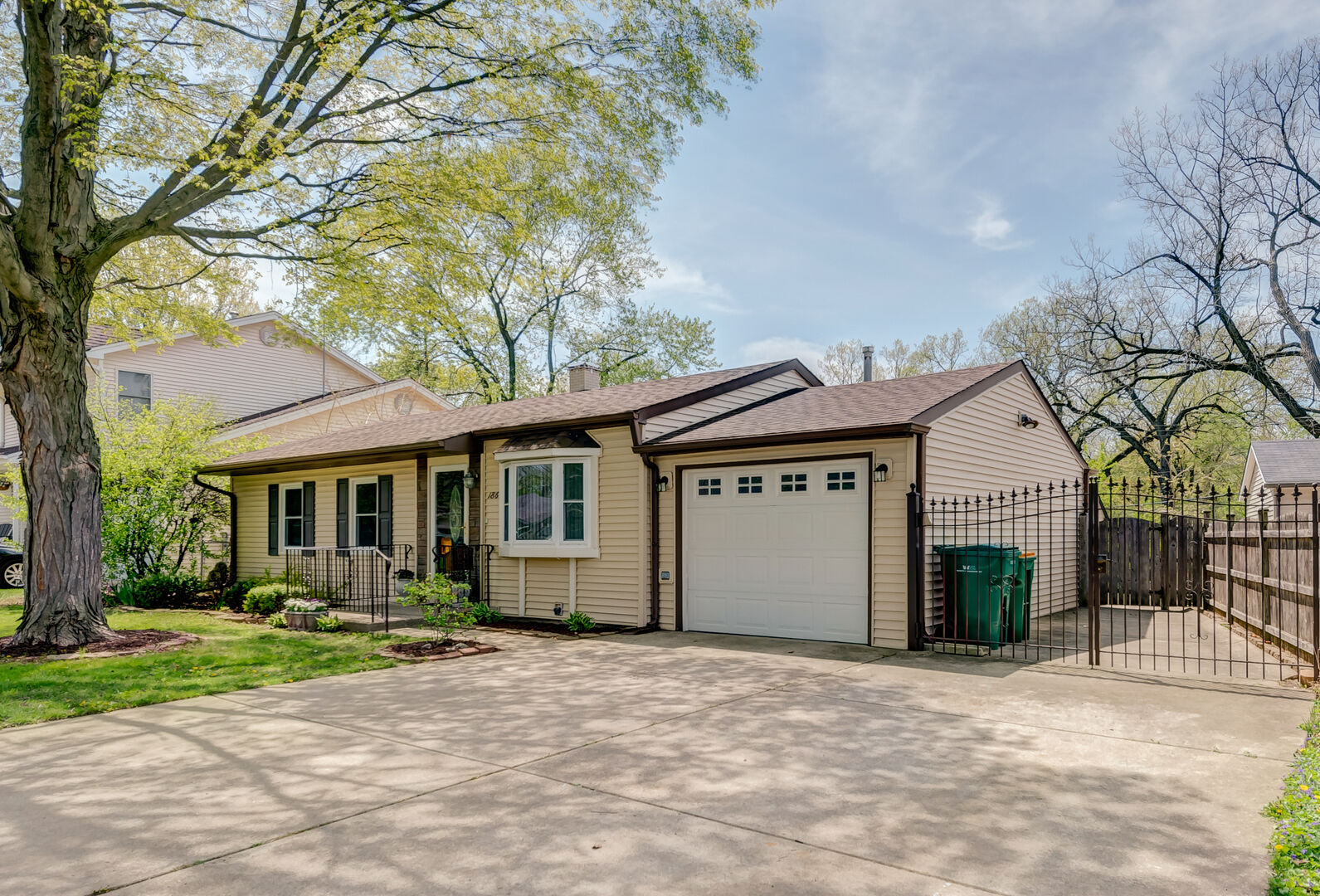 Property Photo:  186 Raupp Boulevard  IL 60089 