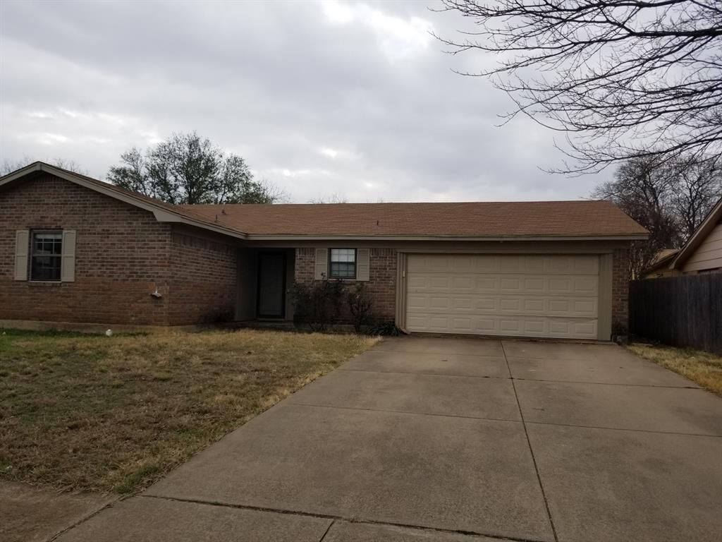 Property Photo:  825 Colony Drive  TX 76036 