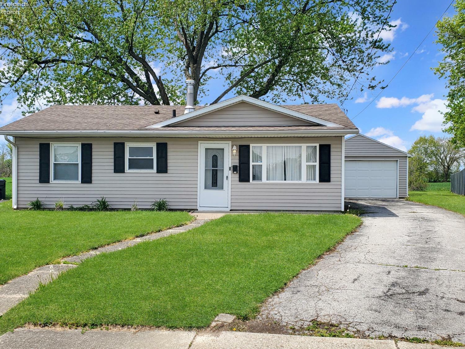132 Crystal Court  Bellevue OH 44811 photo