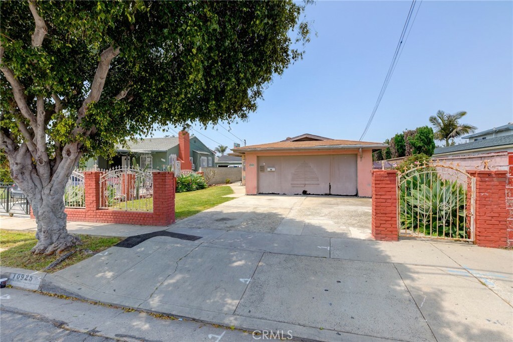 Property Photo:  10925 Dalerose Avenue  CA 90304 