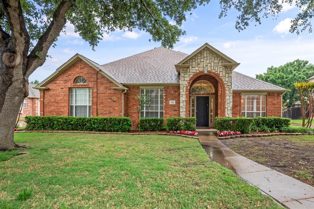 Property Photo:  711 Saint Johns Drive  TX 76063 