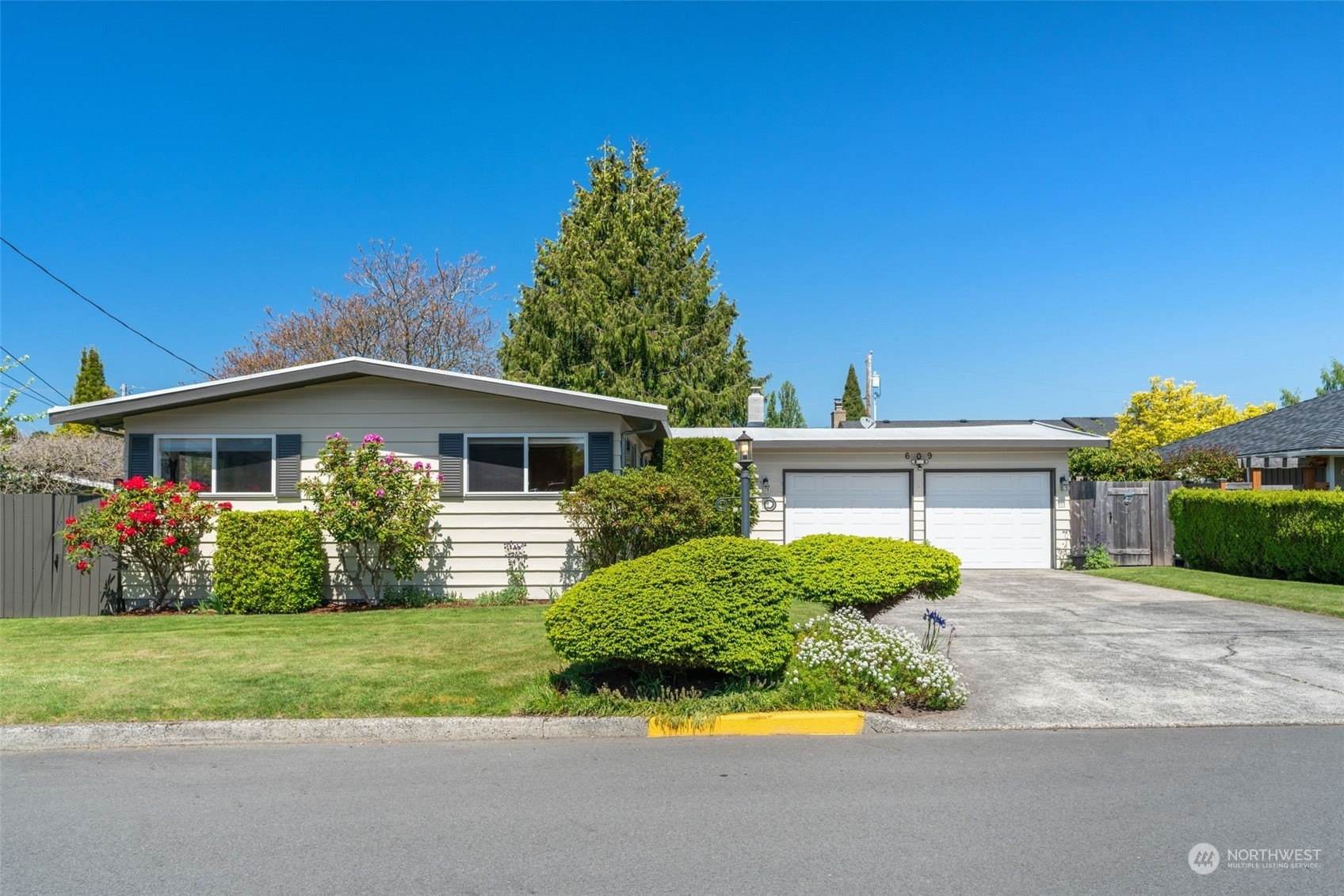 Property Photo:  609 Aloha Way  WA 98020 