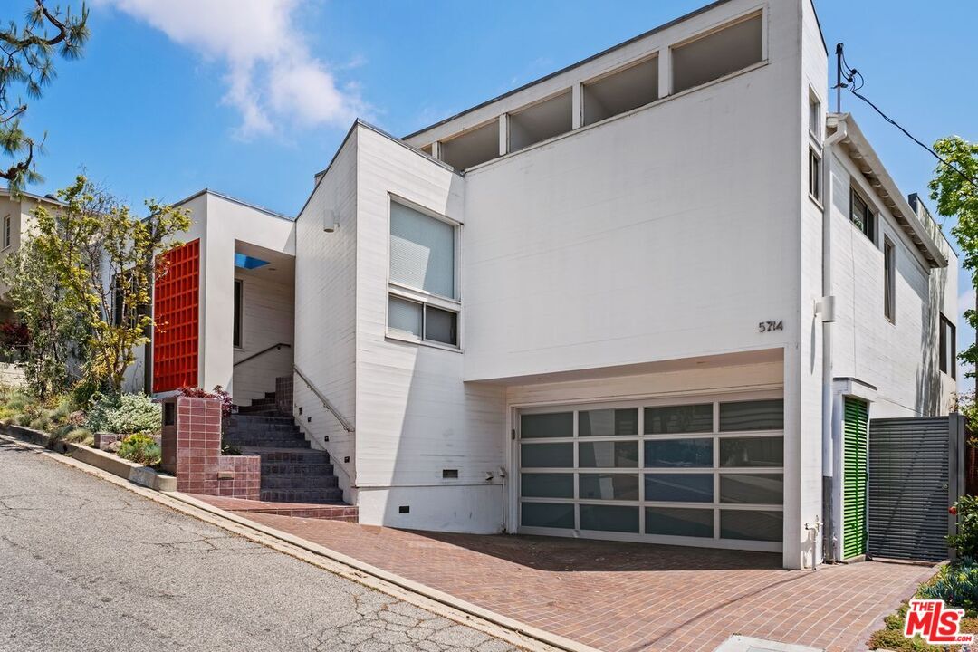 Property Photo:  5714   Briarcliff Rd  CA 90068 