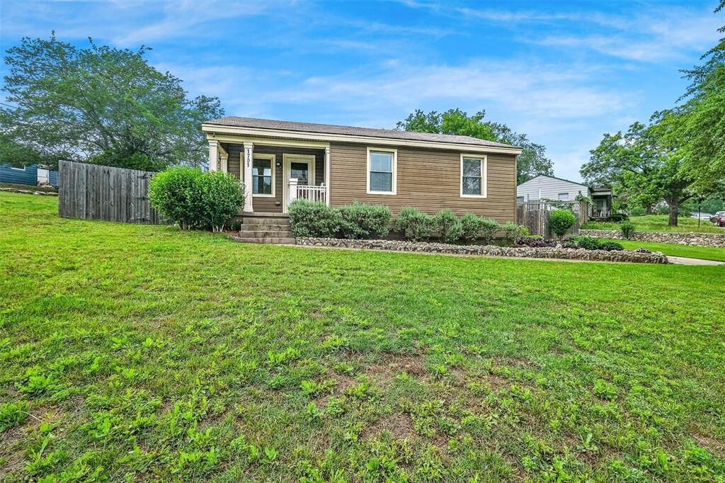Property Photo: 1701 Melba Court TX 76114