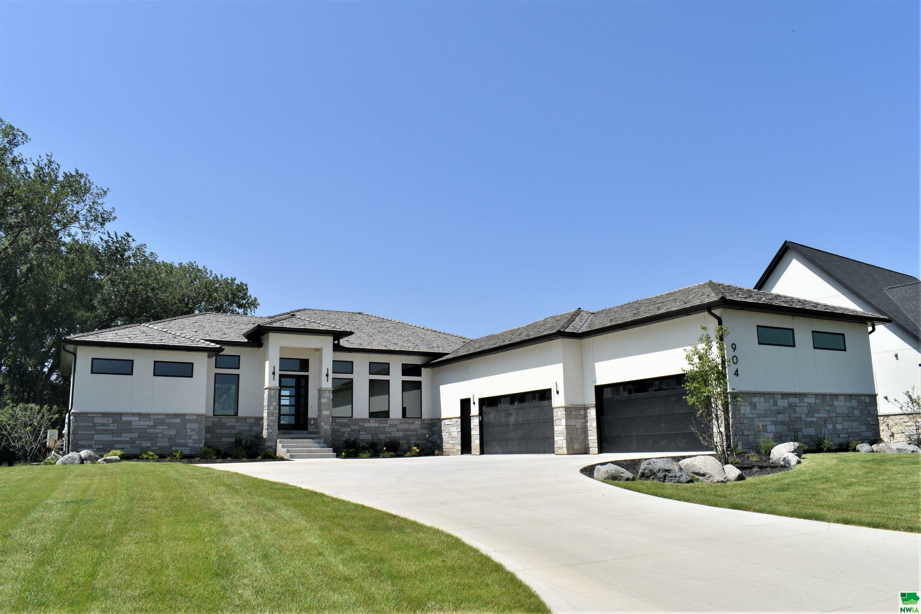 Property Photo:  904 E Pinehurst  SD 57049 