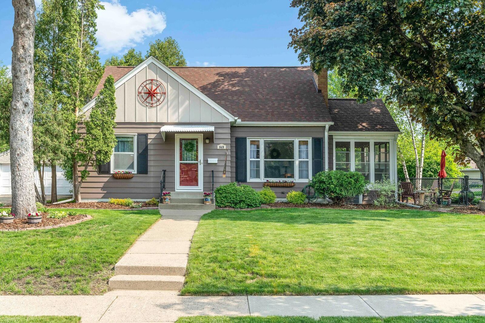 Property Photo:  849 Hoyt Avenue W  MN 55117 