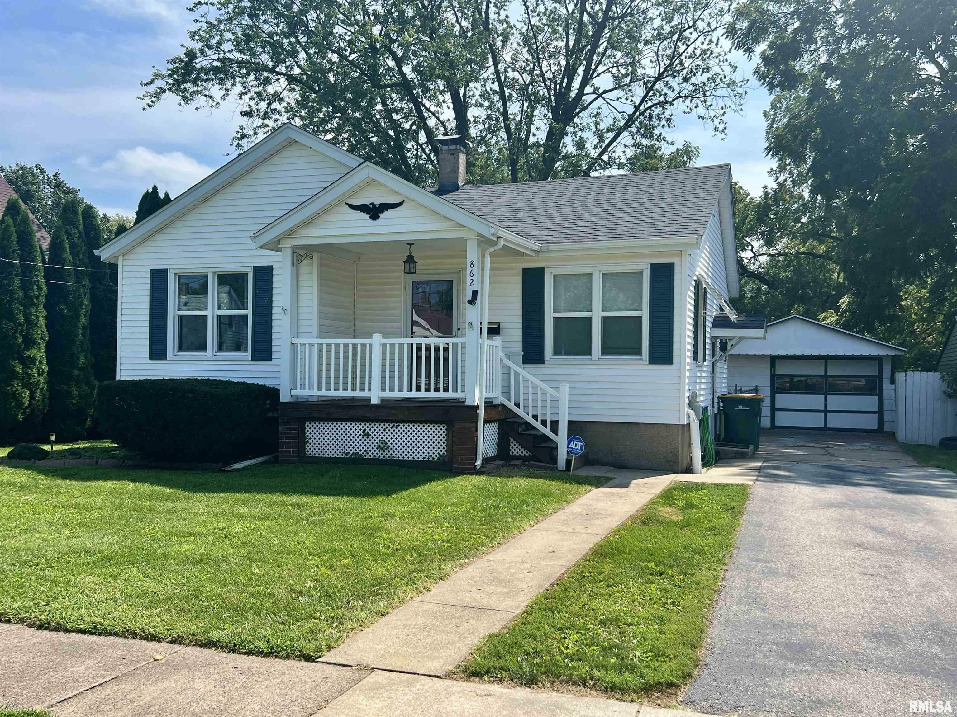Property Photo:  862 E 4th Street  IL 61401 