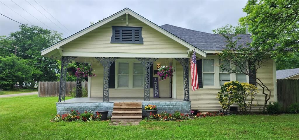Property Photo: 520 S 10th Avenue TX 75860