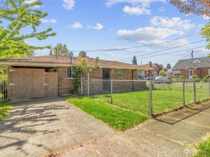 Property Photo:  202 J Street SE  WA 98002 