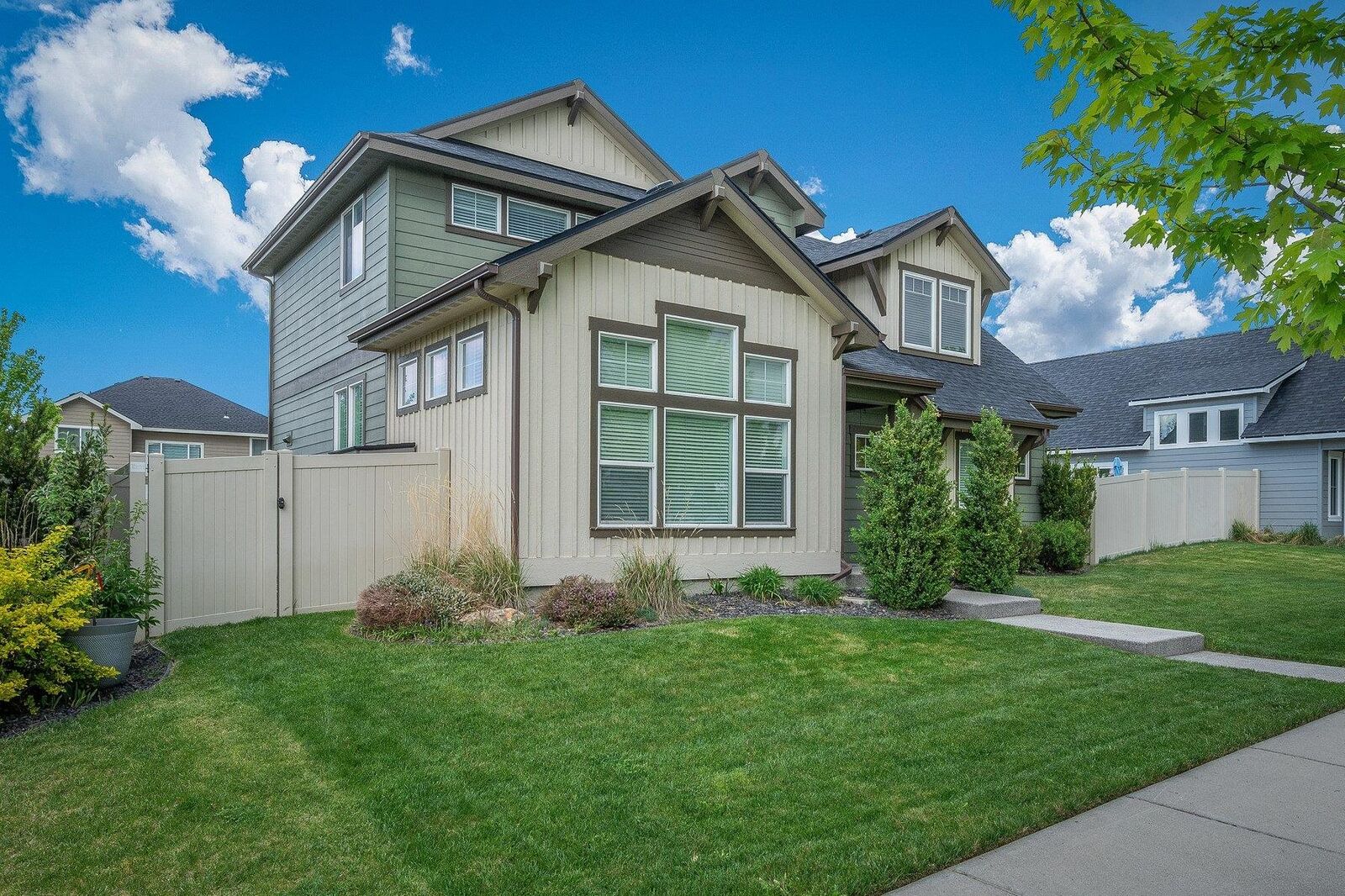 Property Photo:  1980 N Country Vista Blvd  WA 99019 