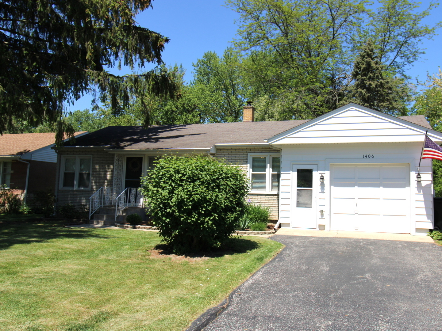 Property Photo: 1406 Sunnyside Drive IL 60051