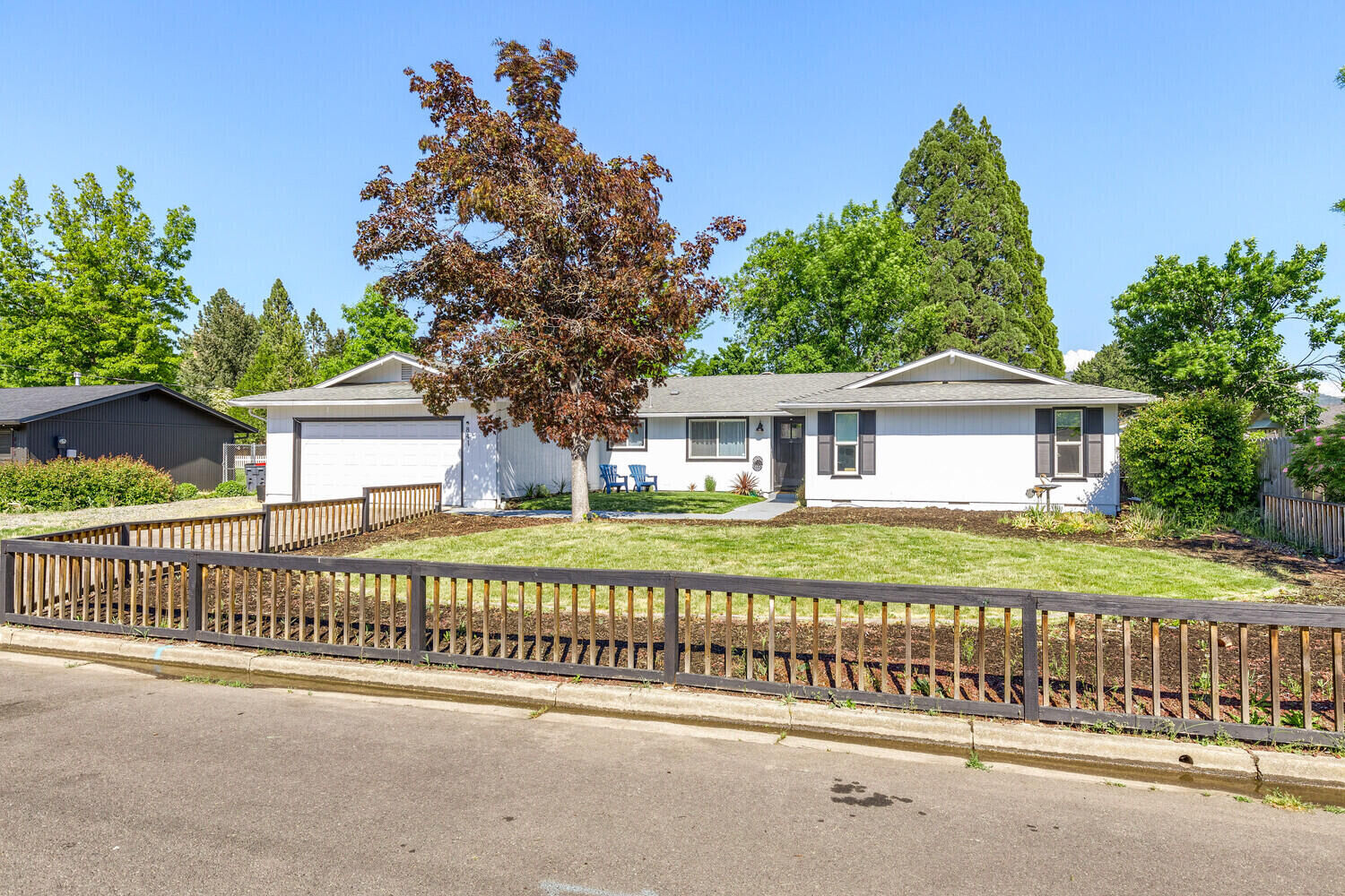 Property Photo: 841 La Loma Drive OR 97504