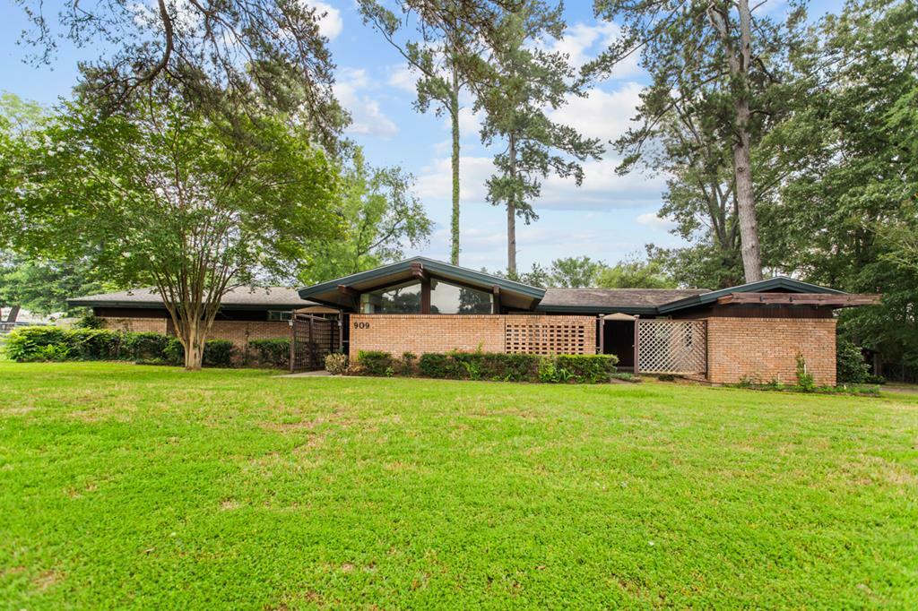 Property Photo: 909 Reen Drive TX 75901