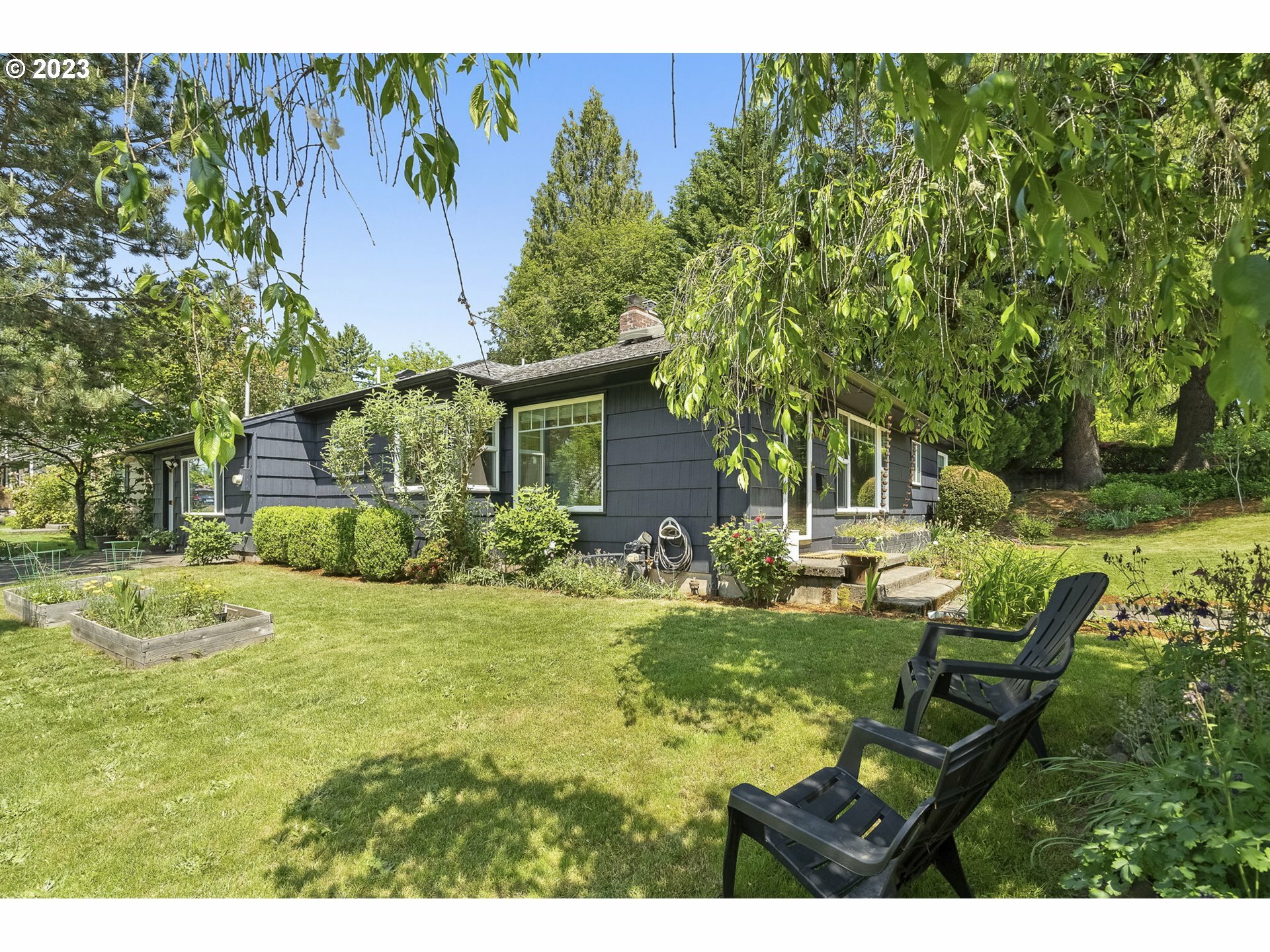 Property Photo: 4933 SW Illinois St OR 97221