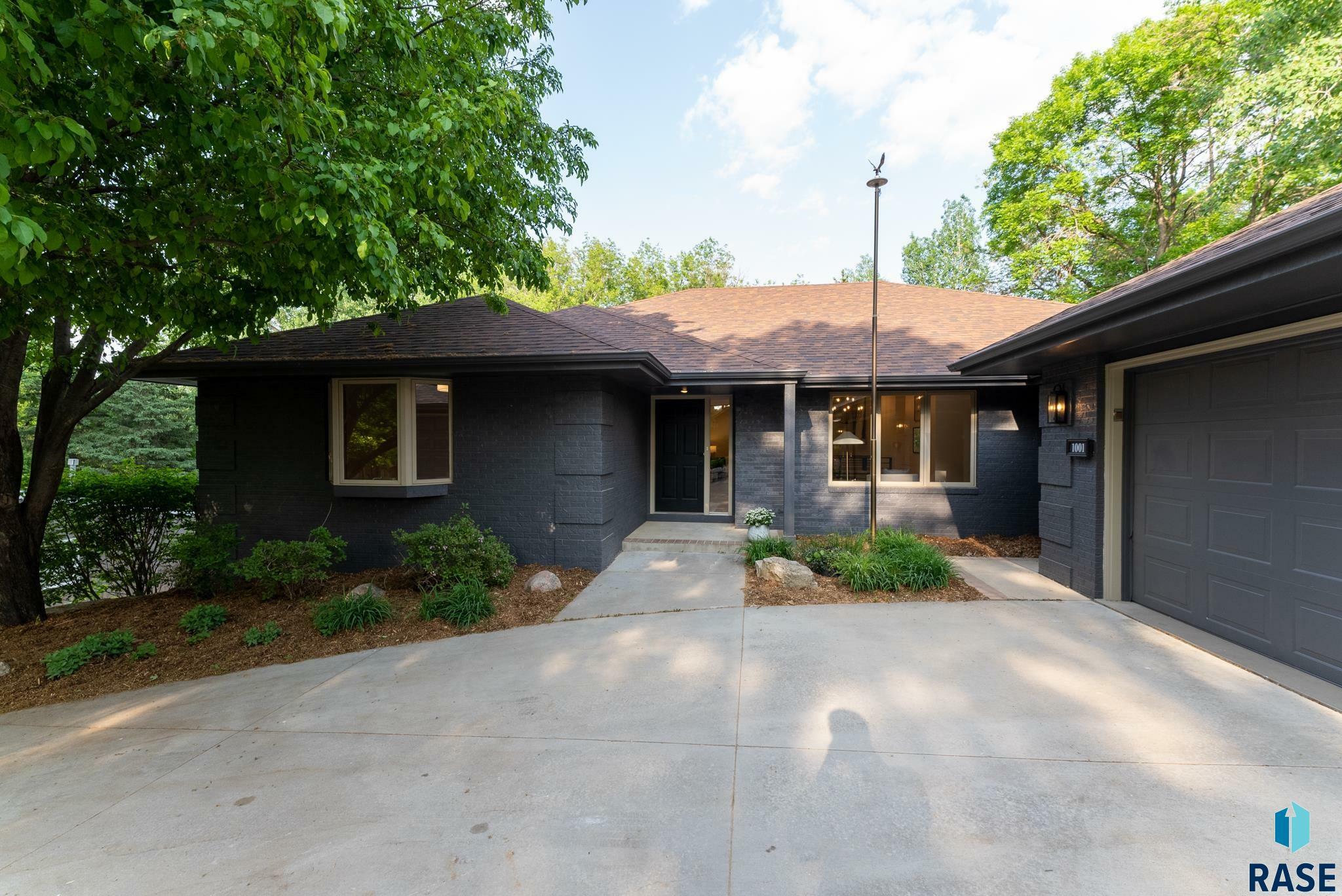 Property Photo: 1001 S Garfield Dr SD 57105