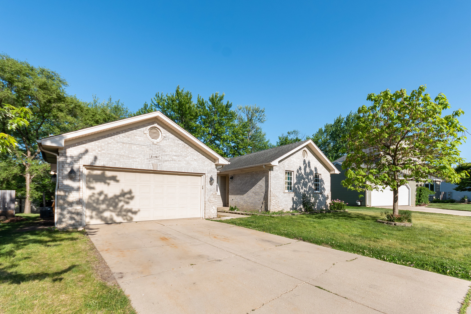 Property Photo: 3S161 Lakeview Court IL 60555