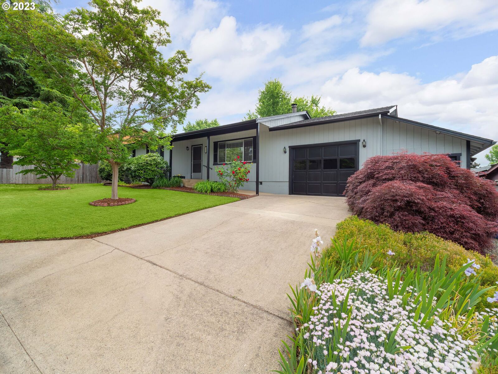 Property Photo: 504 Corona Loop Rd OR 97471