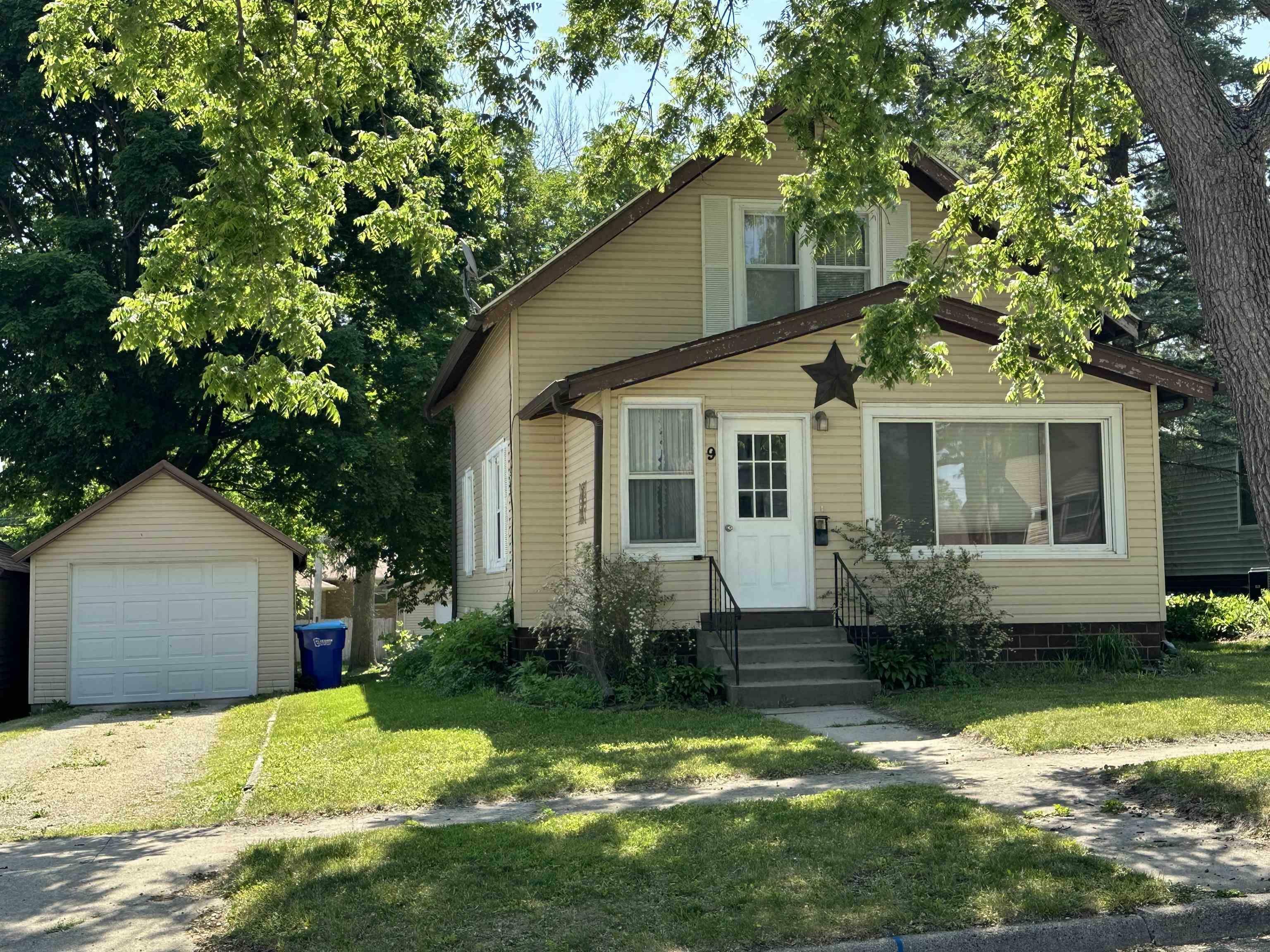 Property Photo:  9 7th Ave S E  IA 50662 