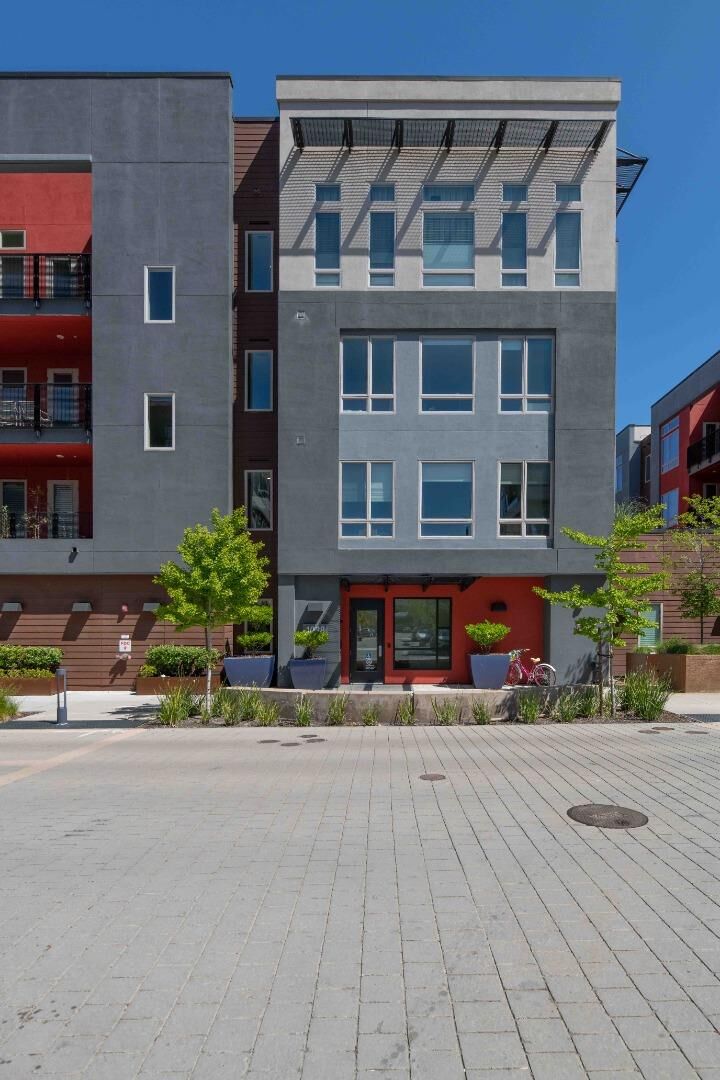 Property Photo:  1038 Foster Square Lane 202  CA 94404 