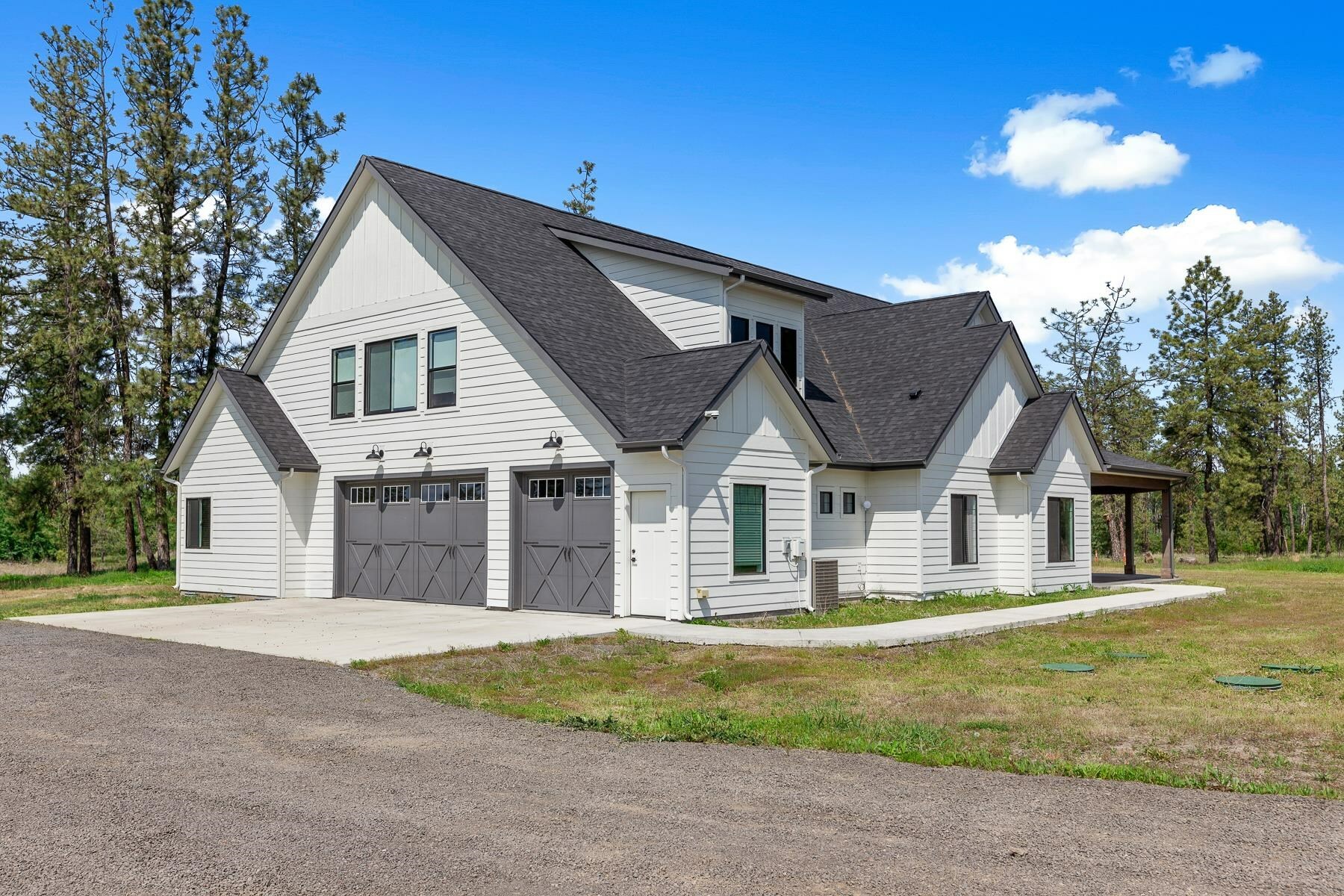 Property Photo: 17207 W Rolling Hills Ln WA 99004