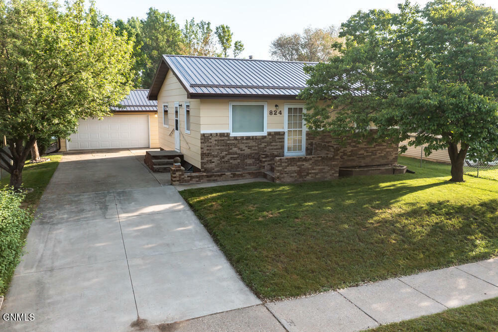 Property Photo:  824 Lincoln Avenue  ND 58504 