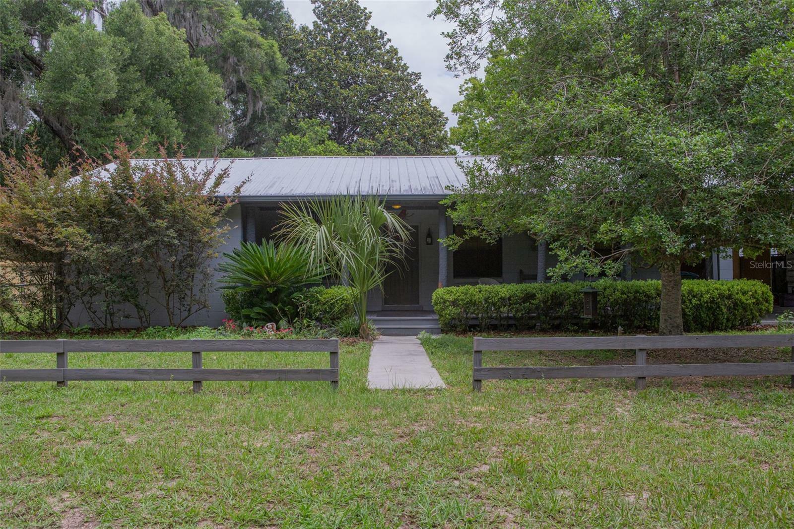 Property Photo:  225 SE 3rd Street  FL 32626 