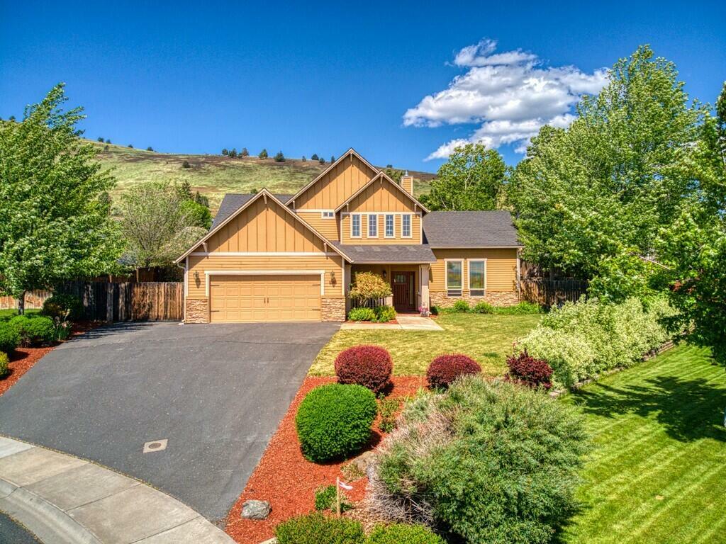Property Photo: 2711 Heritage Court OR 97603