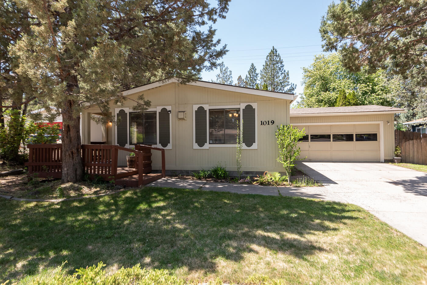 Property Photo: 1019 SE Black Ridge Place OR 97702