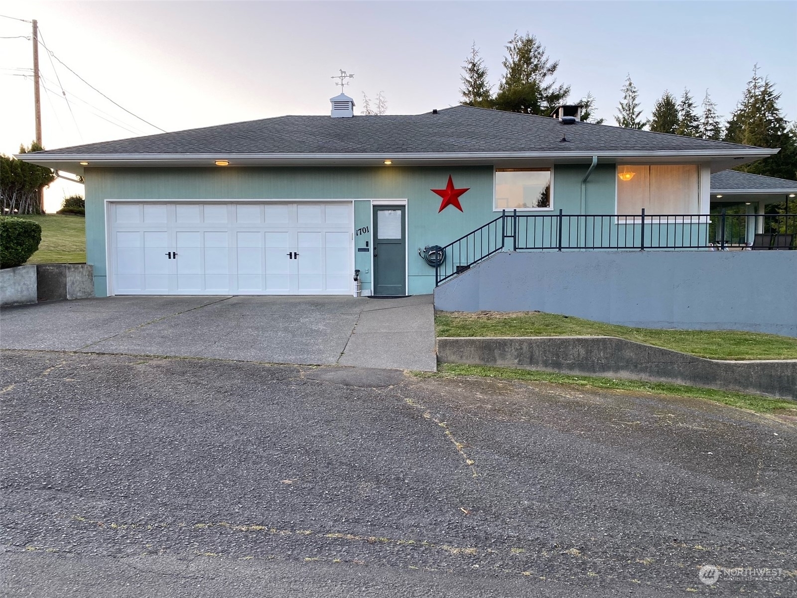 Property Photo:  1701 Sherwood Lane  WA 98520 