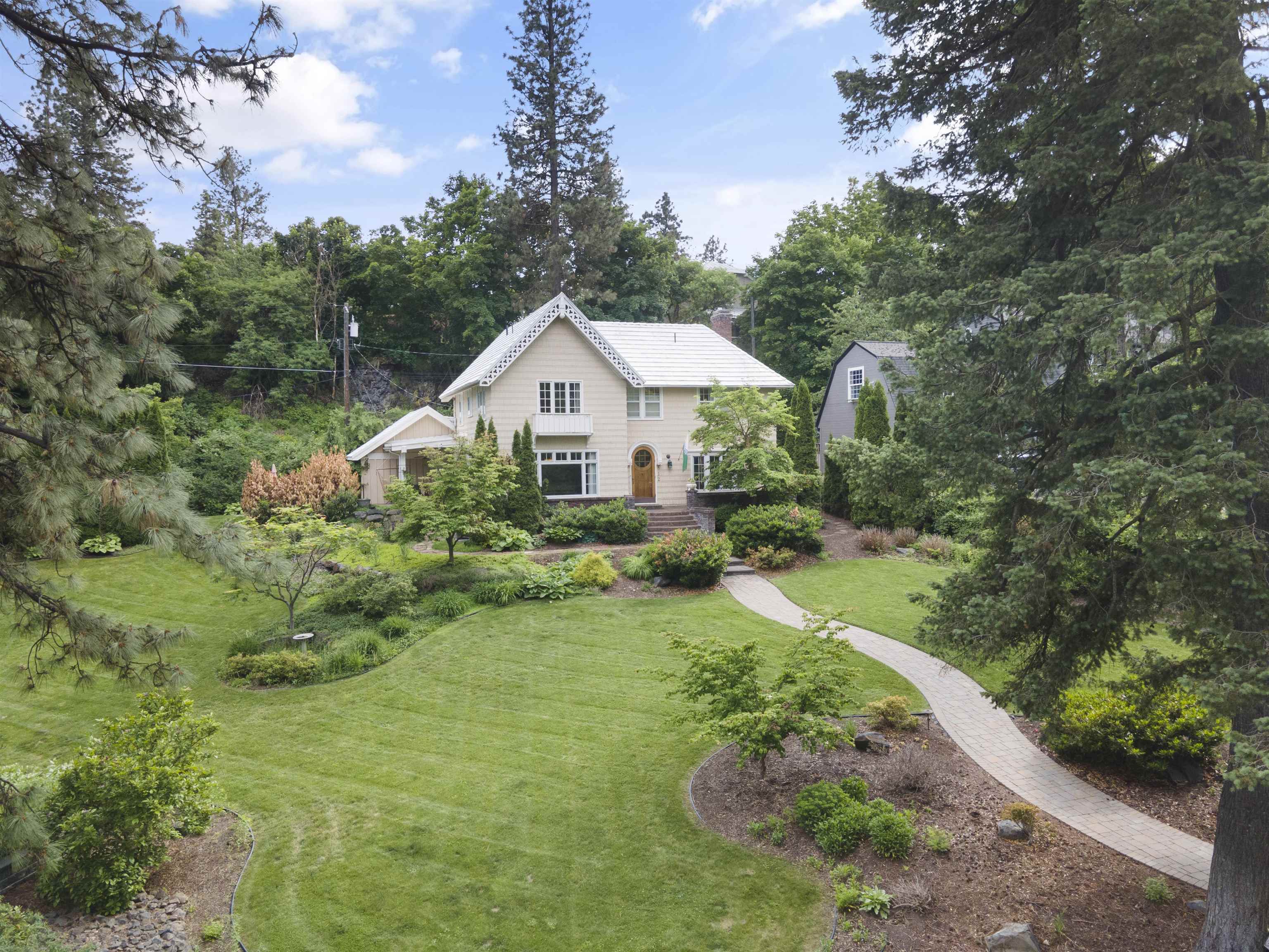 Property Photo: 812 E Syringa Rd WA 99203